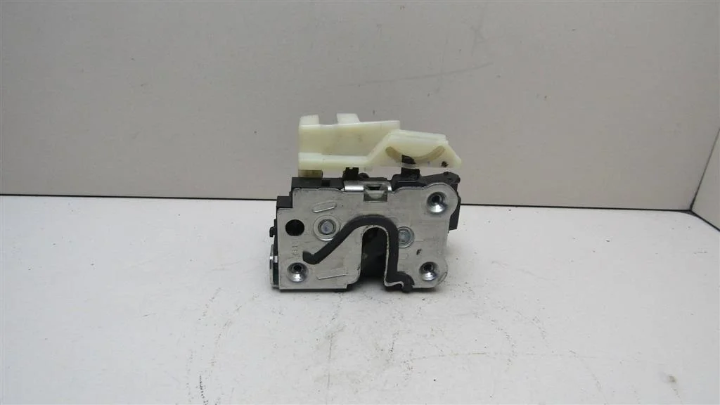 Замок двери передней правой Renault Duster 2012-2021  [805021018R]  2.0 F4R410 в Вологде