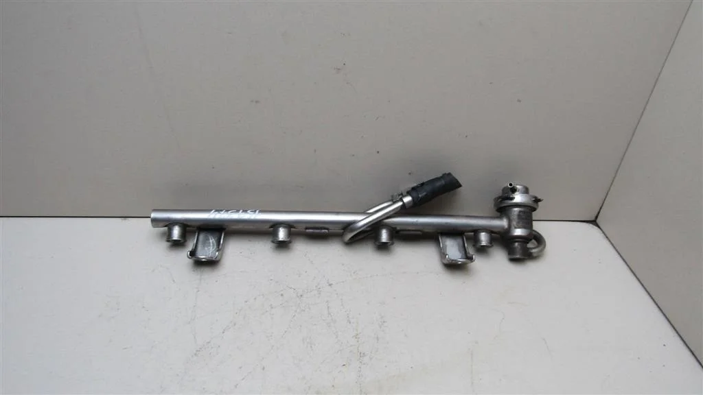 Рейка топливная (рампа) Audi A4 (B7) 2005-2007  [06B133681L]  2.0 ALT в Вологде