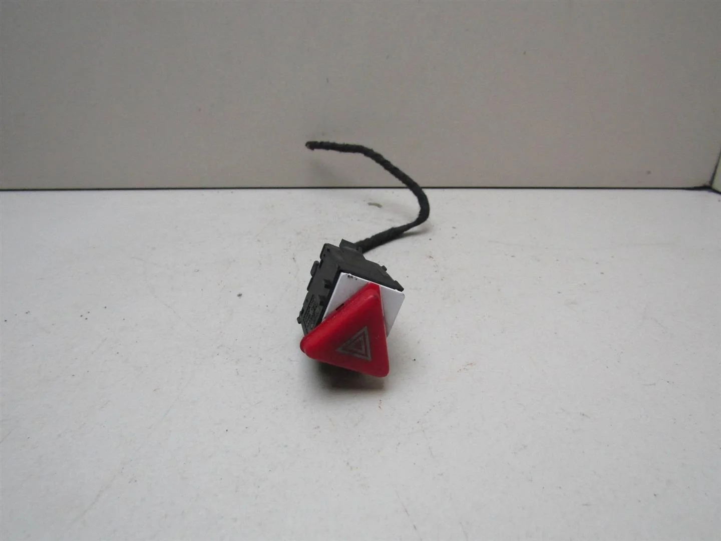 Кнопка аварийной сигнализации VW Transporter T5 2003-2015  [6Y0953235]  в Вологде