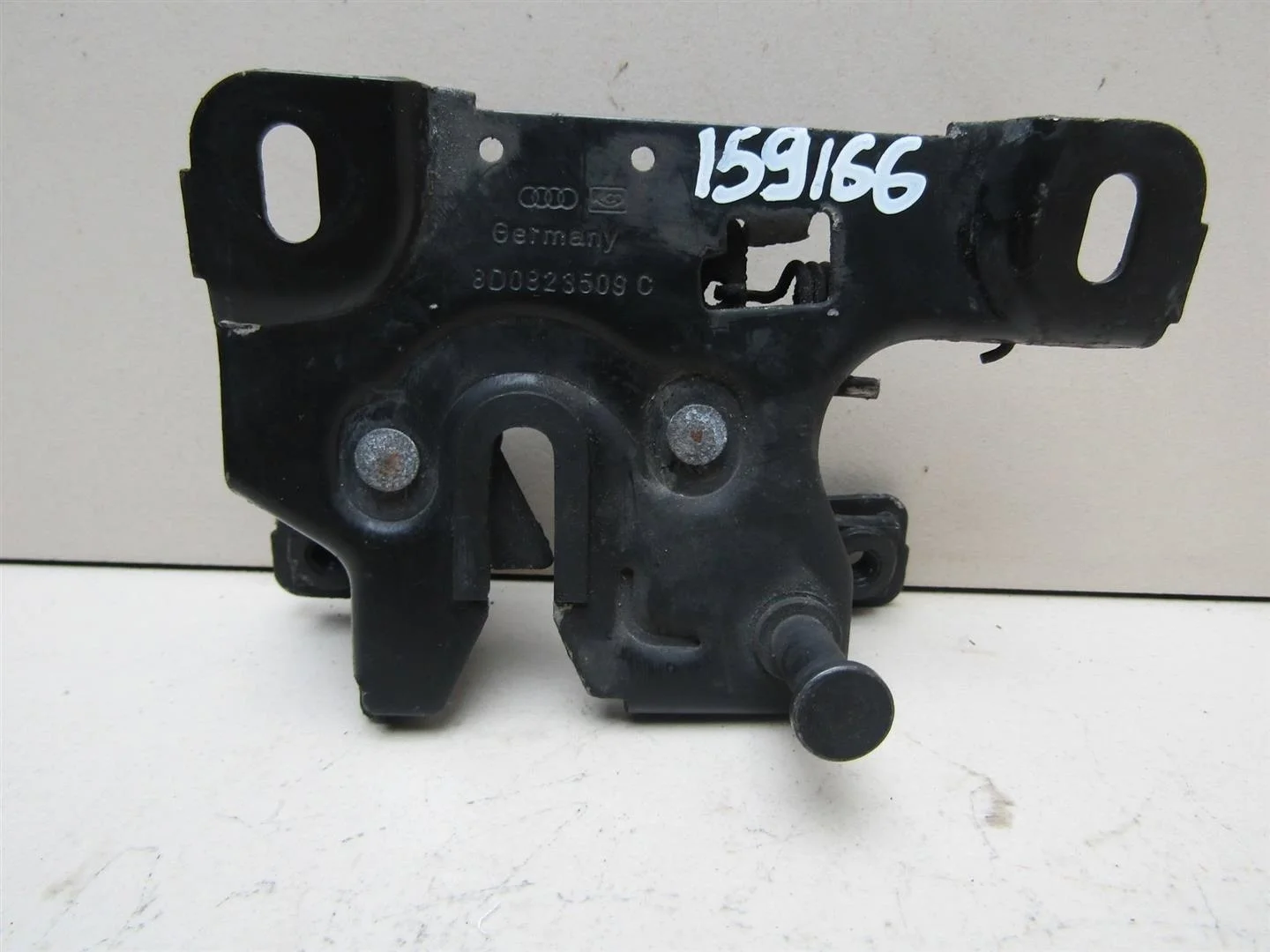 Замок капота Audi A6 (C5) 1997-2004  [8L0823509]  в Вологде