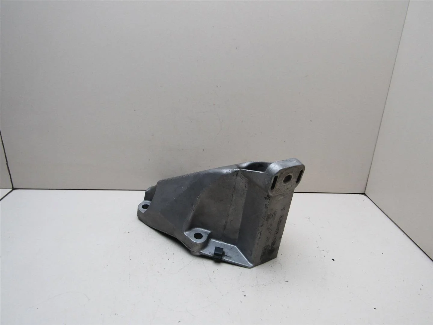 Кронштейн двигателя левый VW Passat (B5+) 2000-2005  [8D0199307P]  в Вологде