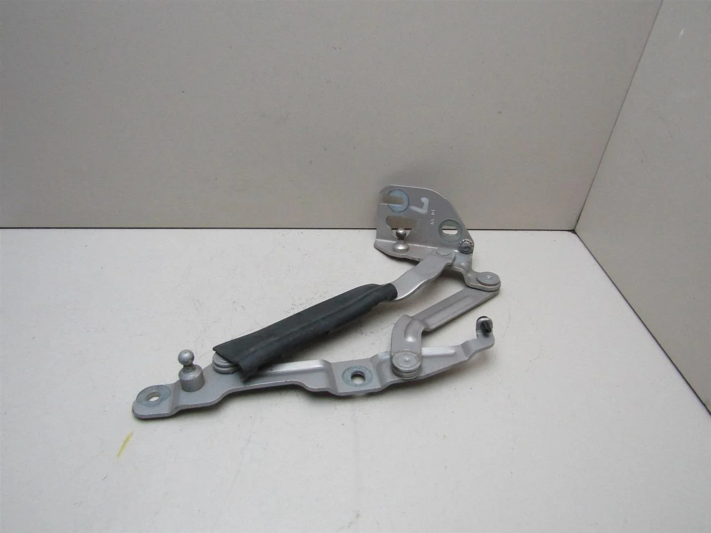 Петля крышки багажника Audi A4 (B5) 1994-2002  [3B5827301A]  1.8T AWM в Вологде
