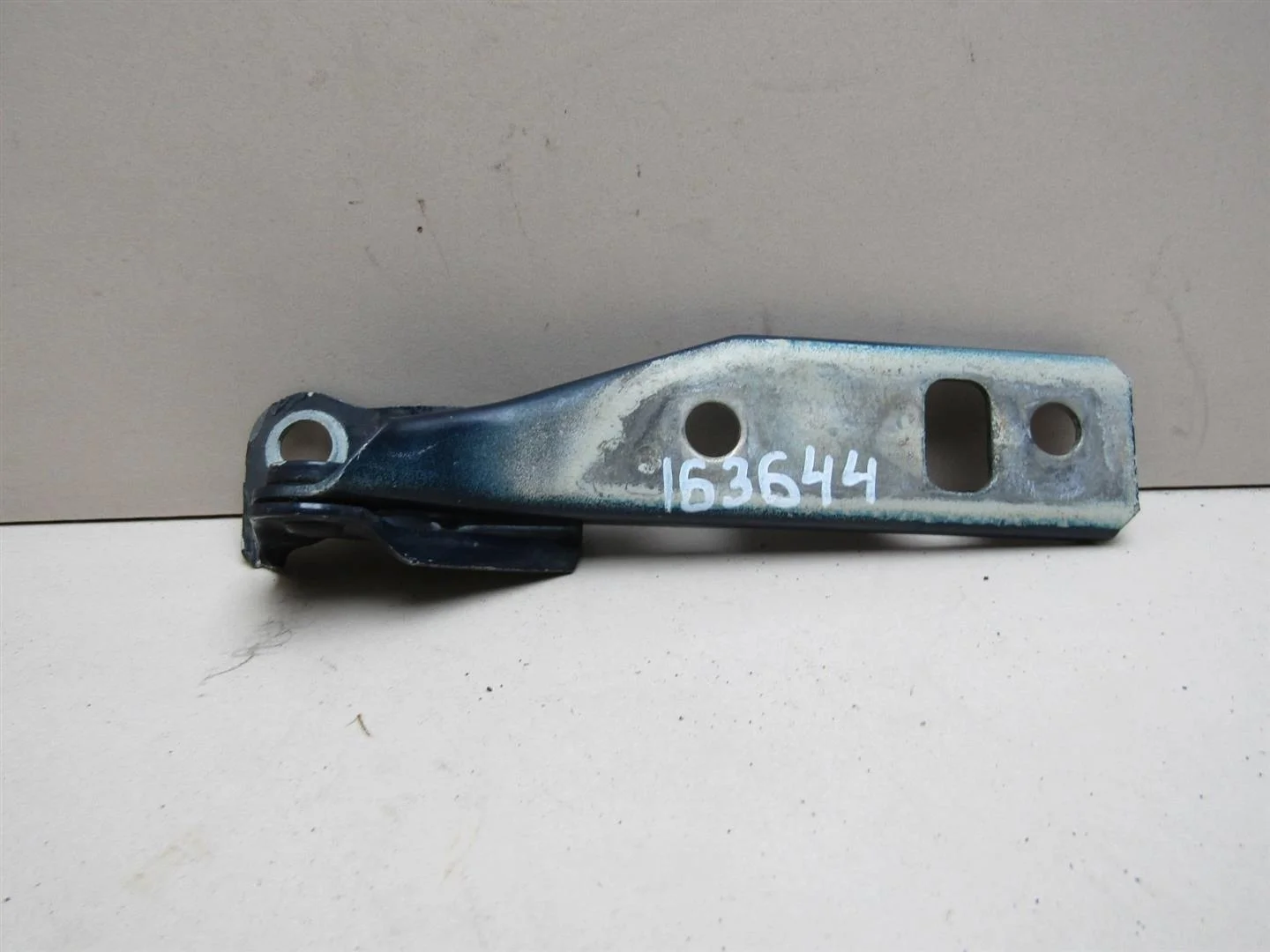 Петля капота правая VW Golf IV \Bora 1997-2005  [1J0823302A]  1.4 16V APE в Вологде