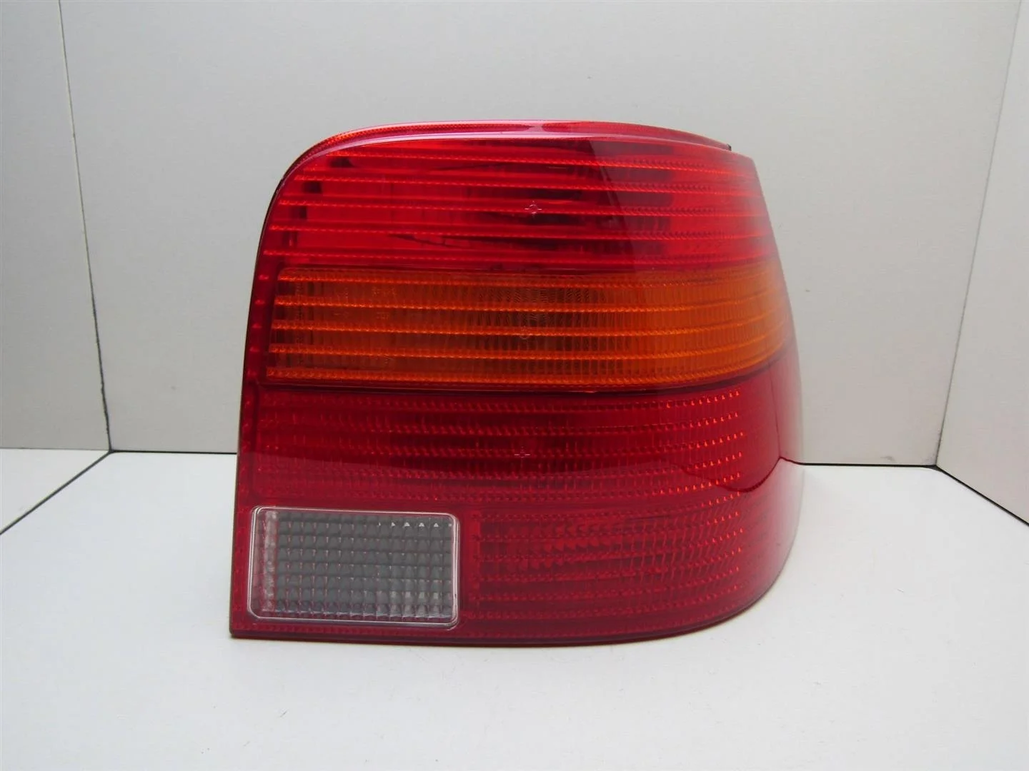 Фонарь задний правый VW Golf IV \Bora 1997-2005  [1J6945096R]  1.4 16V APE в Вологде