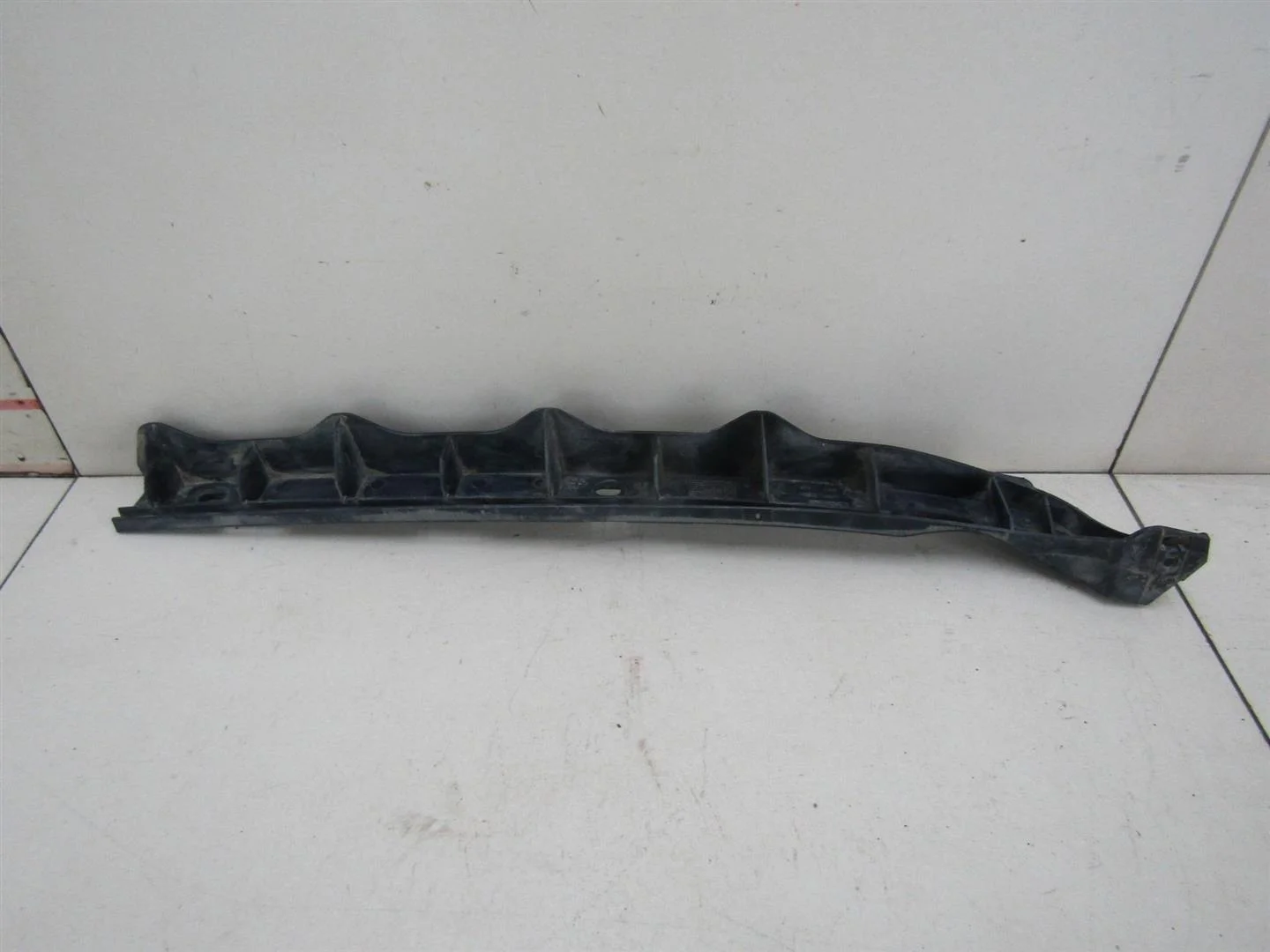 Направляющая заднего бампера левая Skoda Octavia (A5 1Z-) 2004-2013  [1Z5807863]  1.6 8V BSE в Вологде