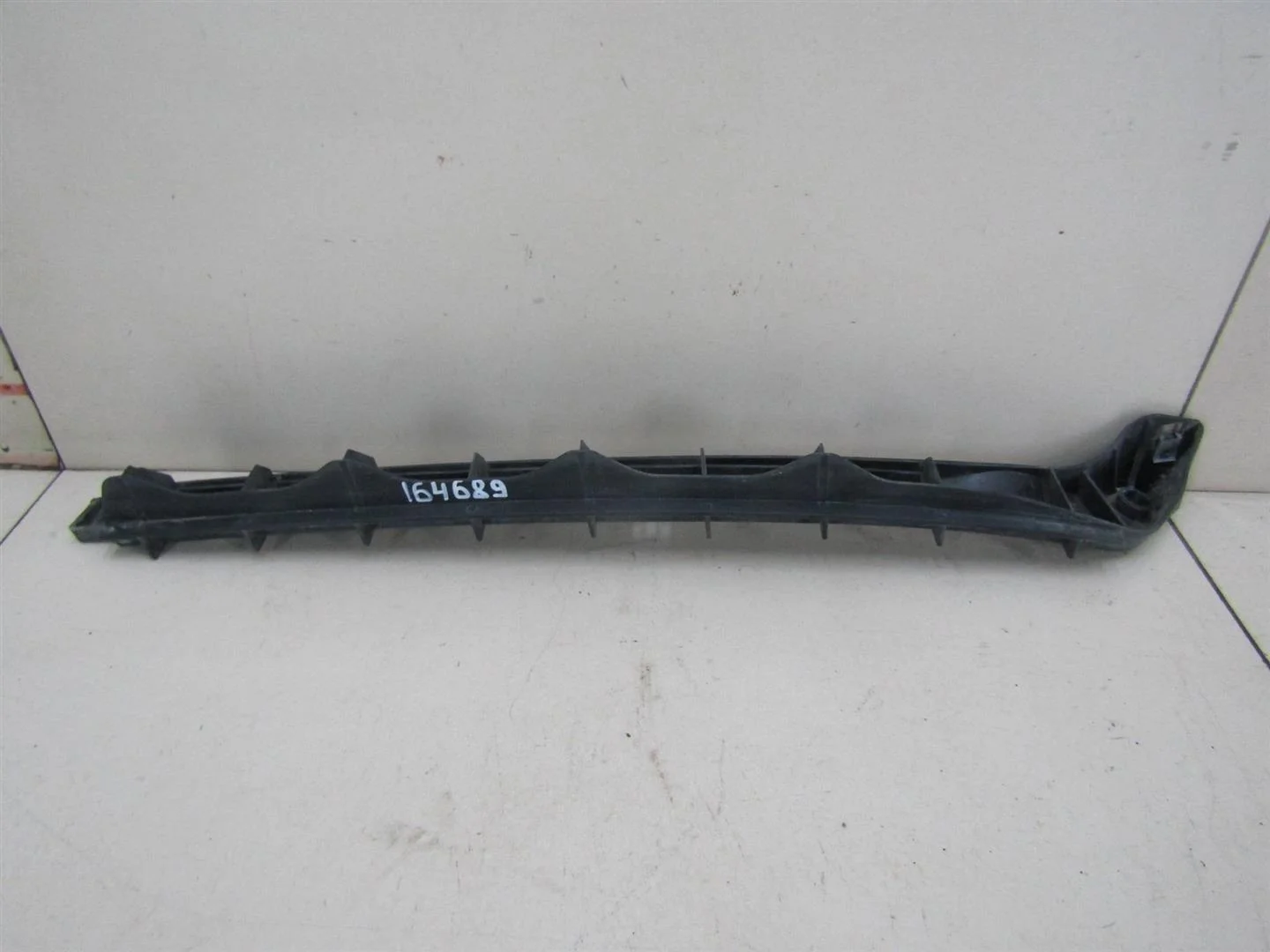 Направляющая заднего бампера правая Skoda Octavia (A5 1Z-) 2004-2013  [1Z5807864]  1.6 8V BSE в Вологде