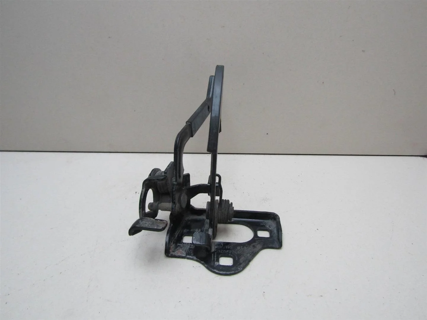 Крючок капота Skoda Octavia (A5 1Z-) 2004-2013  [1Z0823480E]  1.6 8V BSE в Вологде