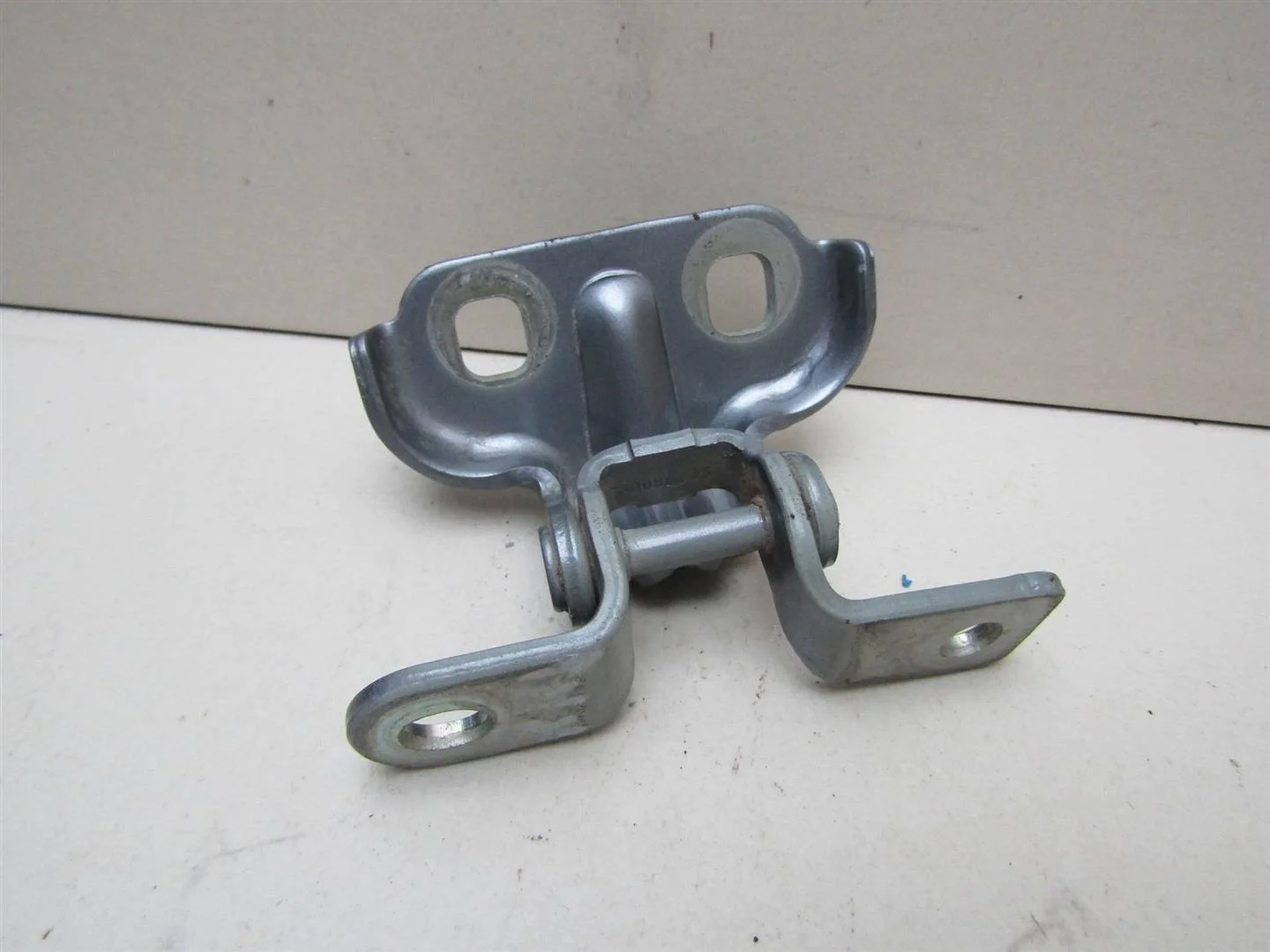 Петля двери задней Chevrolet Aveo (T300) 2011-2015  [95493873]  1.6 16V F16D4 в Вологде