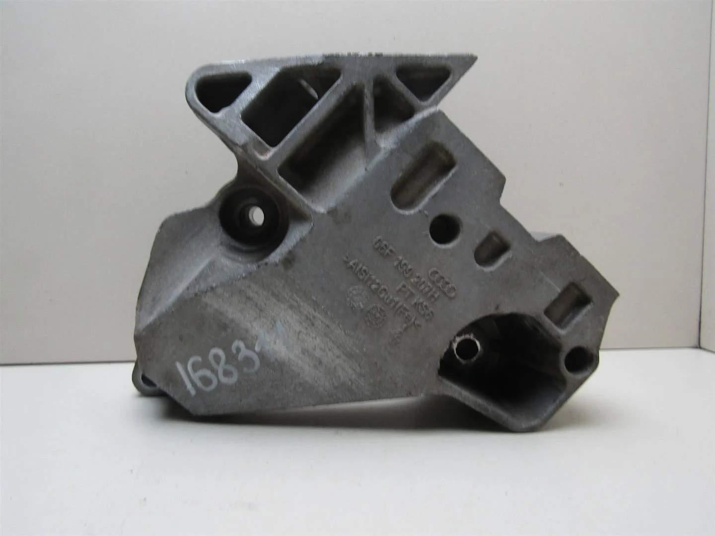 Кронштейн двигателя правый VW Passat (B6) 2005-2010  [06F199207H]  в Вологде