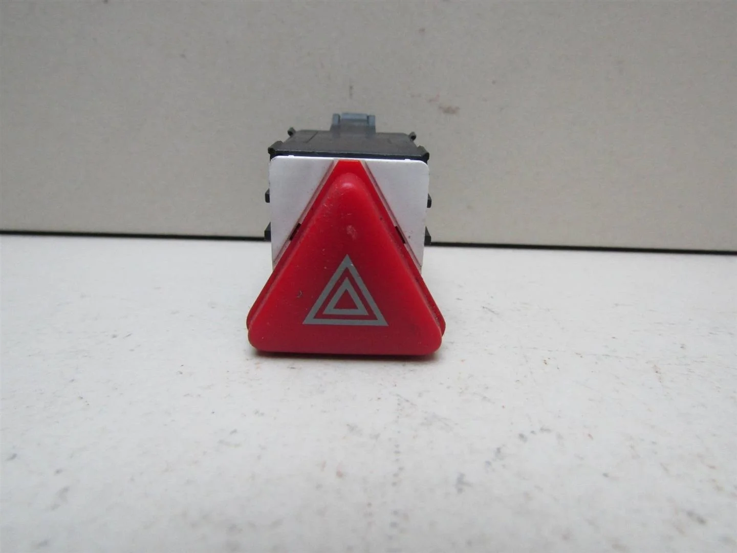 Кнопка аварийной сигнализации VW Transporter T5 2003-2015  [6Y0953235]  в Вологде