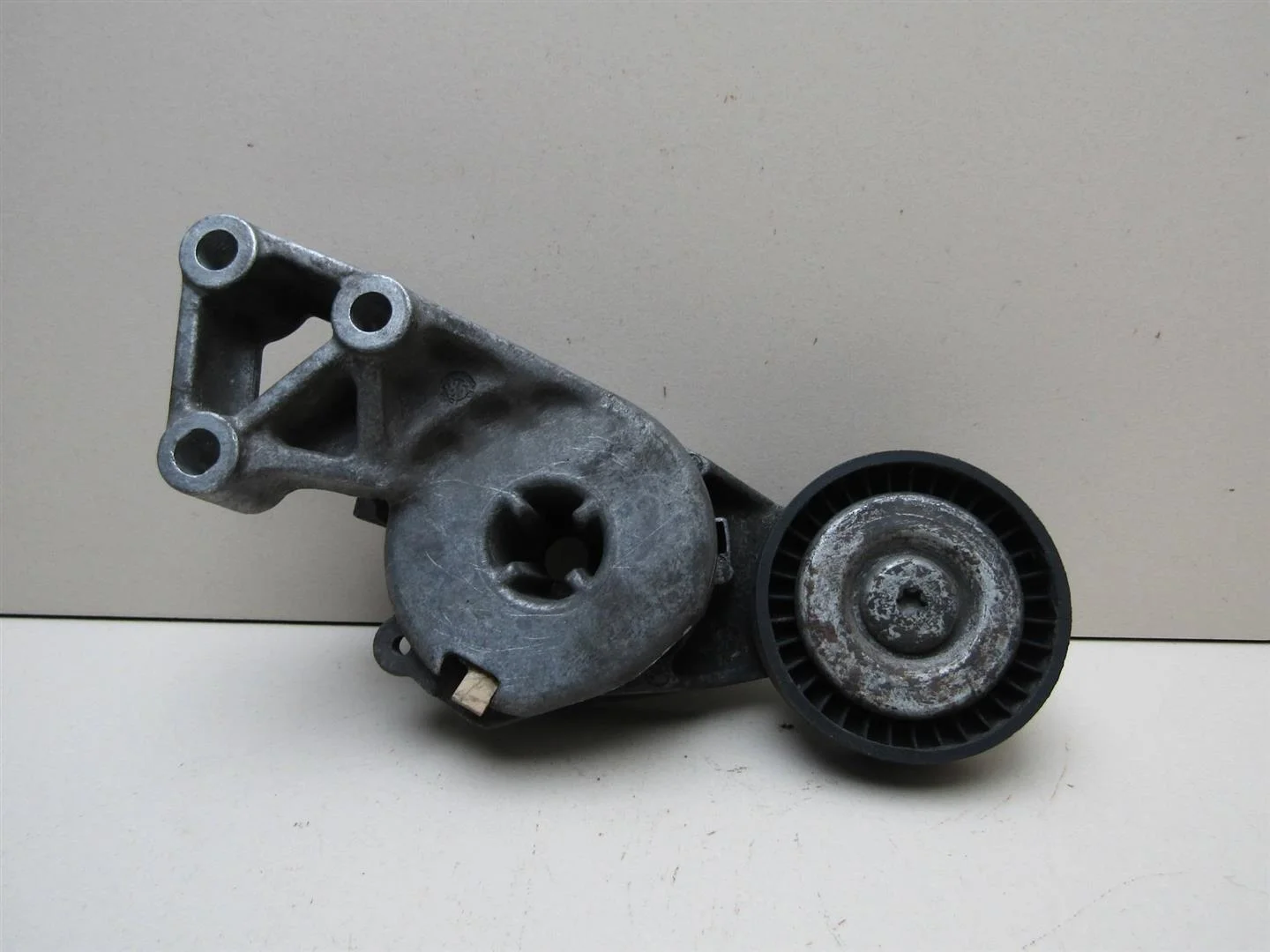 Ролик руч.ремня с кронштейном VW Golf IV \Bora 1997-2005  [06A903315D]  в Вологде