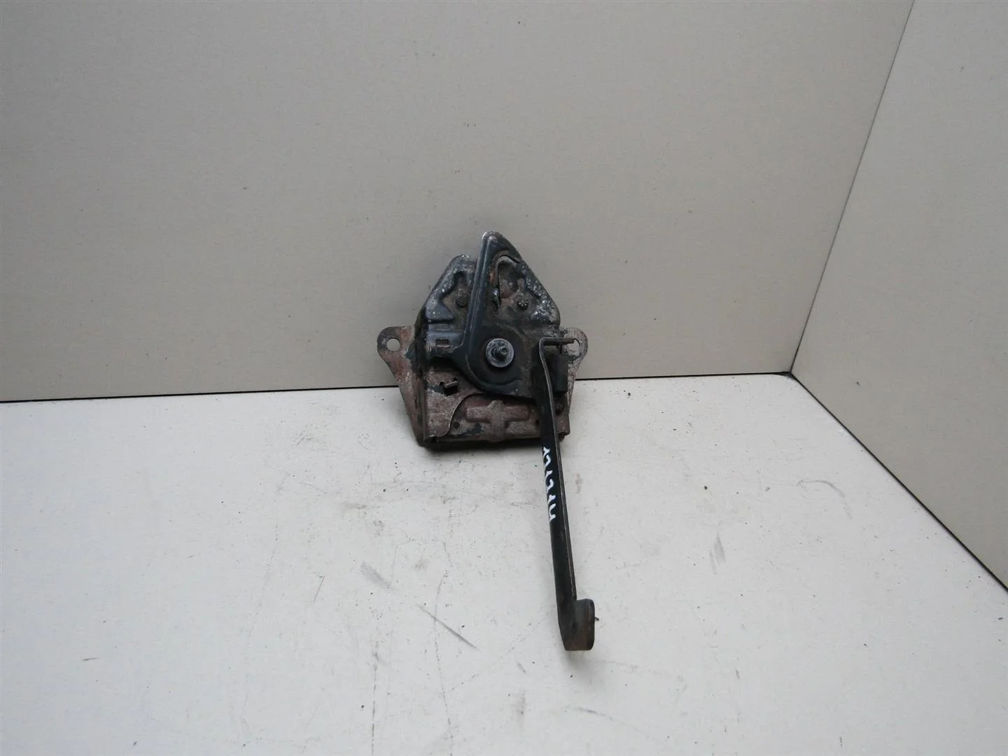 Замок капота Kia Sorento (JC) 2002-2009  [811303E000]  3.5 V6 G6CU в Вологде