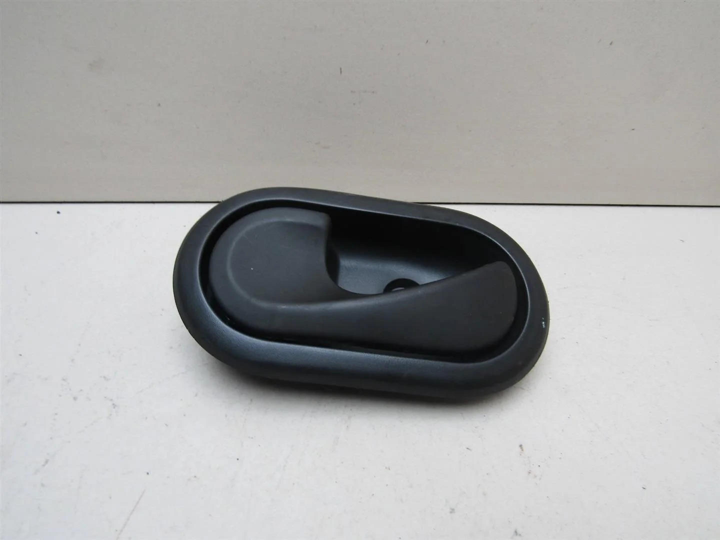 Ручка двери внутренняя левая Renault Duster 2012-2021  [8200733848]  1.6  H4M D 430   в Вологде