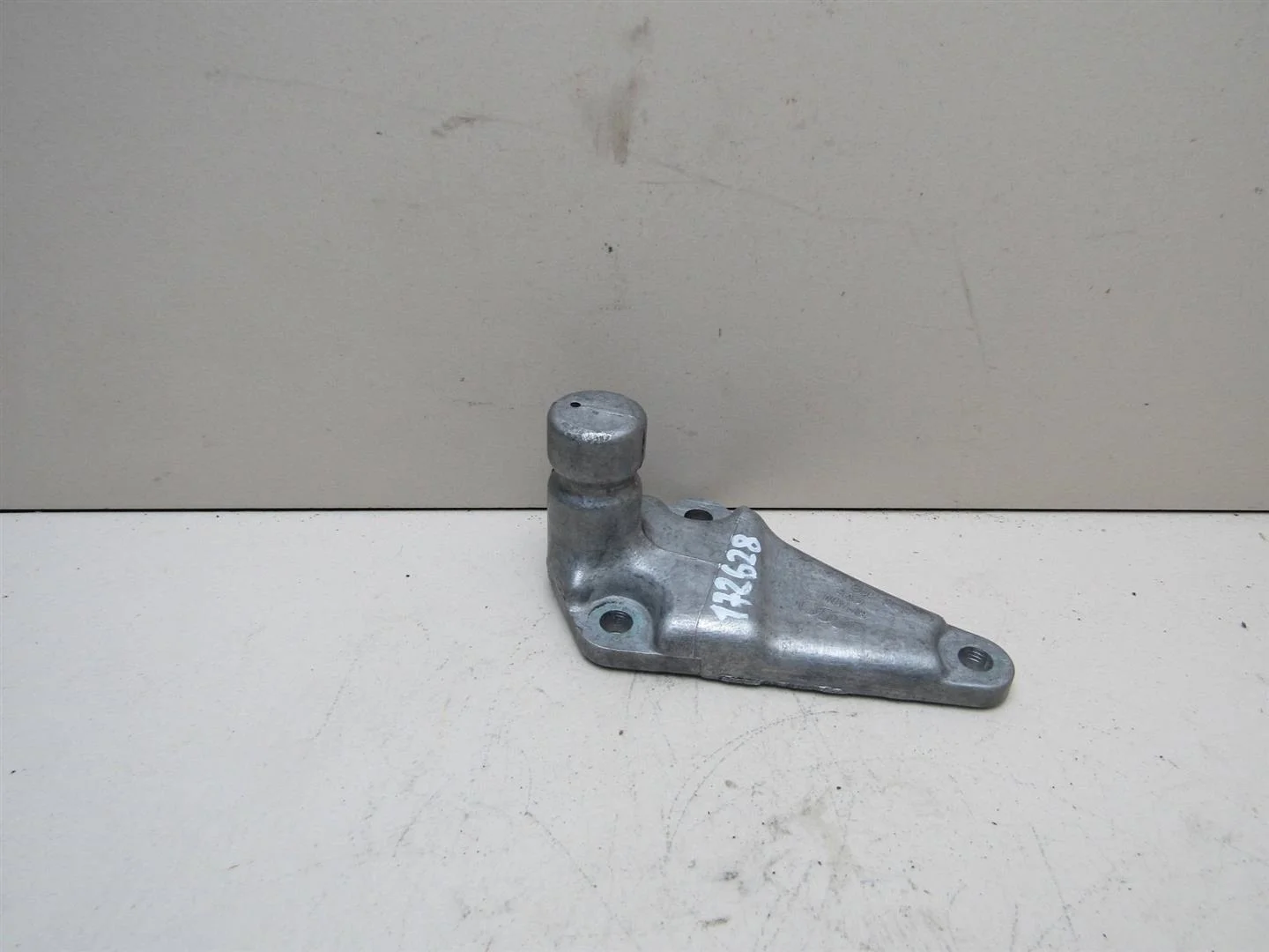 Кронштейн двигателя передний Audi A6 (C5) 1997-2004  [8D0199343J]  2.4 V6 в Вологде