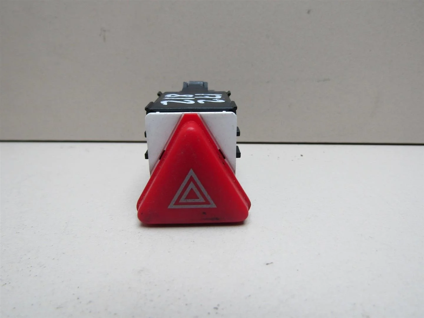 Кнопка аварийной сигнализации VW Transporter T5 2003-2015  [6Y0953235]  в Вологде