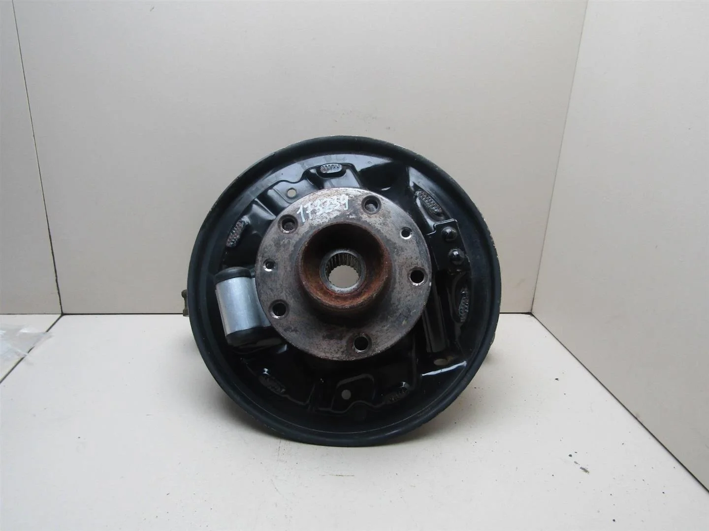 Кулак поворотный задний левый Renault Duster 2012-2021  [430194050R]  1.6  H4M D 430   в Вологде