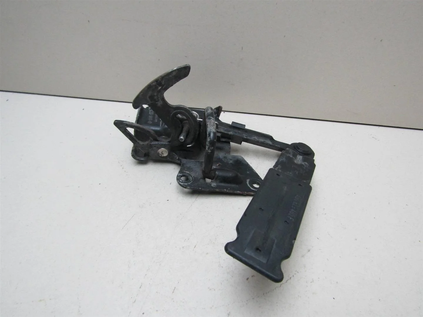 Замок капота Audi A6 (C5) 1997-2004  [4B0823480F]  в Вологде