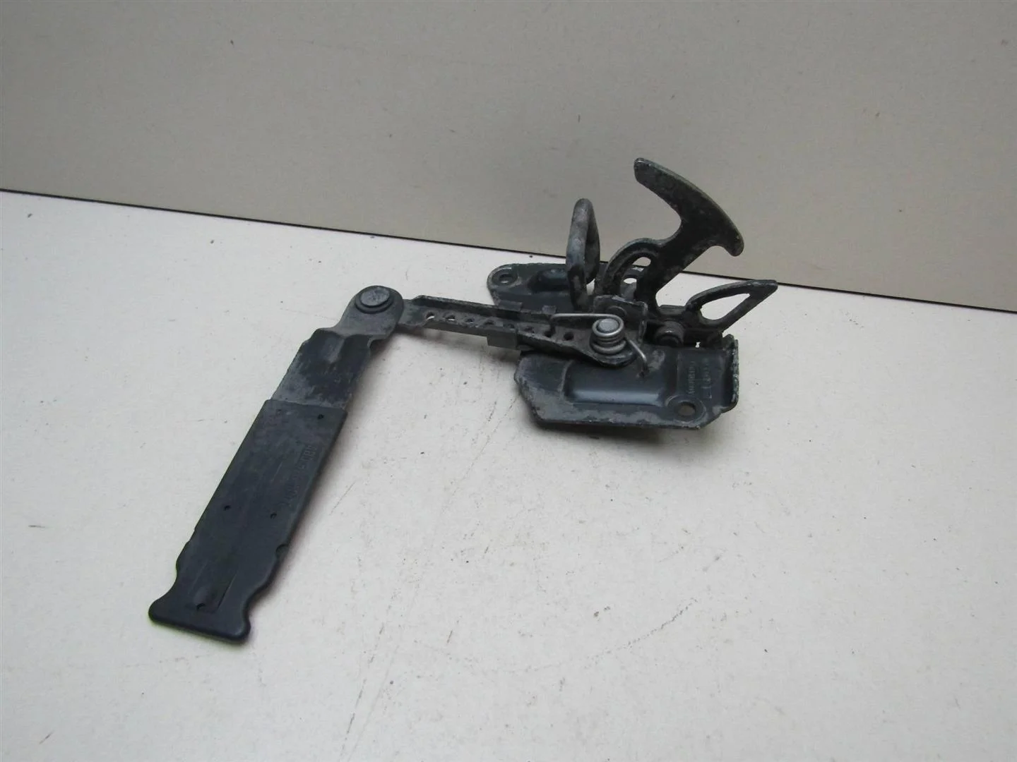 Замок капота Audi A6 (C5) 1997-2004  [4B0823480F]  в Вологде