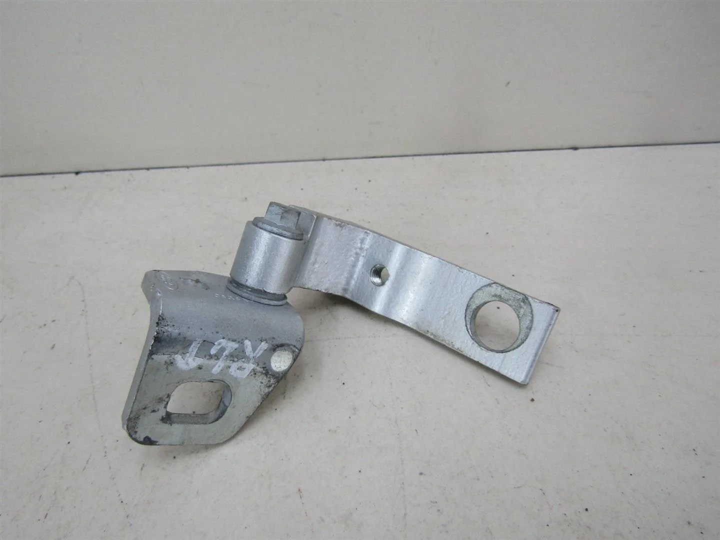 Петля двери Ford Focus III 2011-2019  [1751700]  1.6 IQDB в Вологде