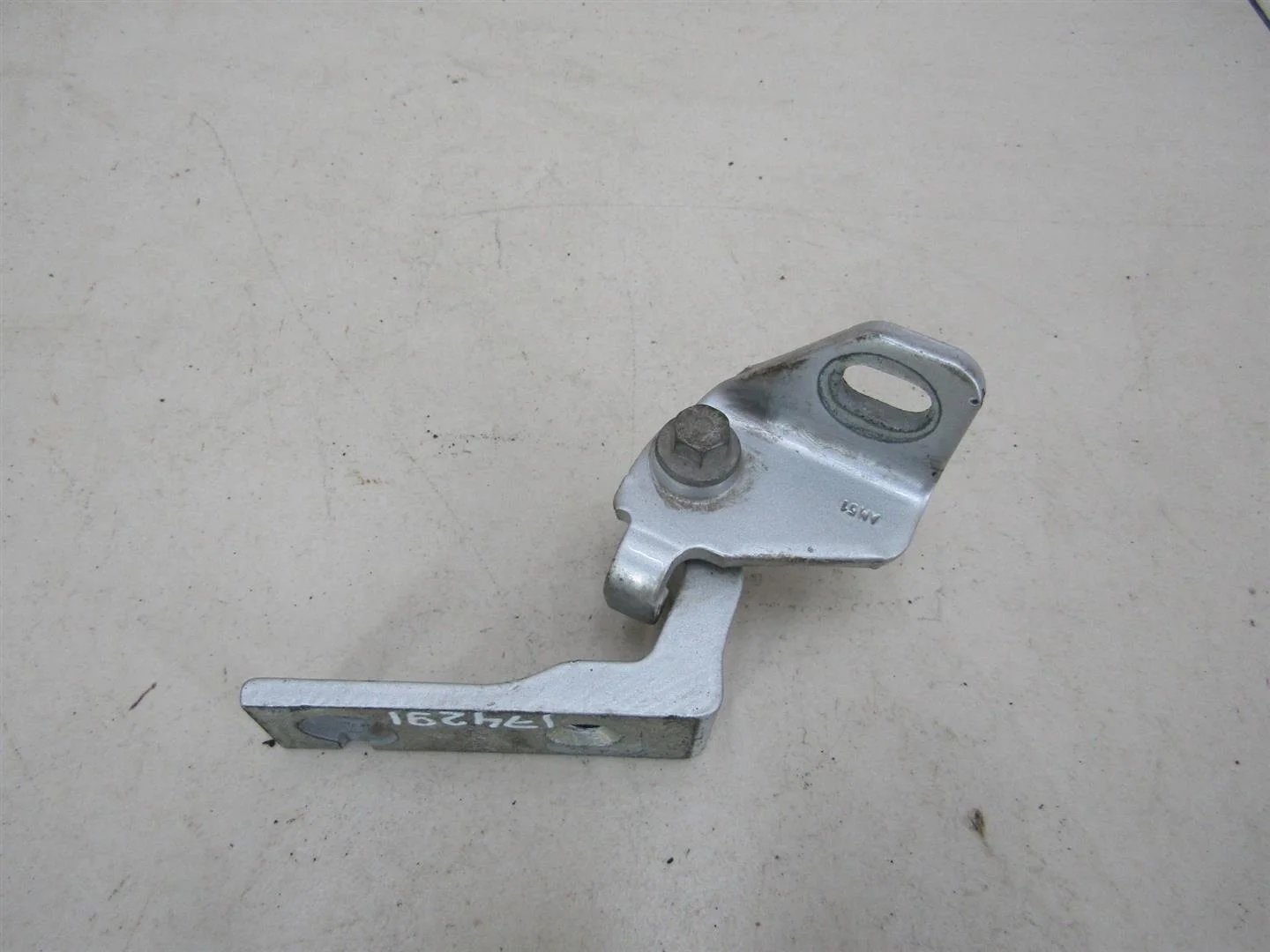 Петля двери задней правой нижняя Ford Focus III 2011-2019  [1781668]  1.6 IQDB в Вологде