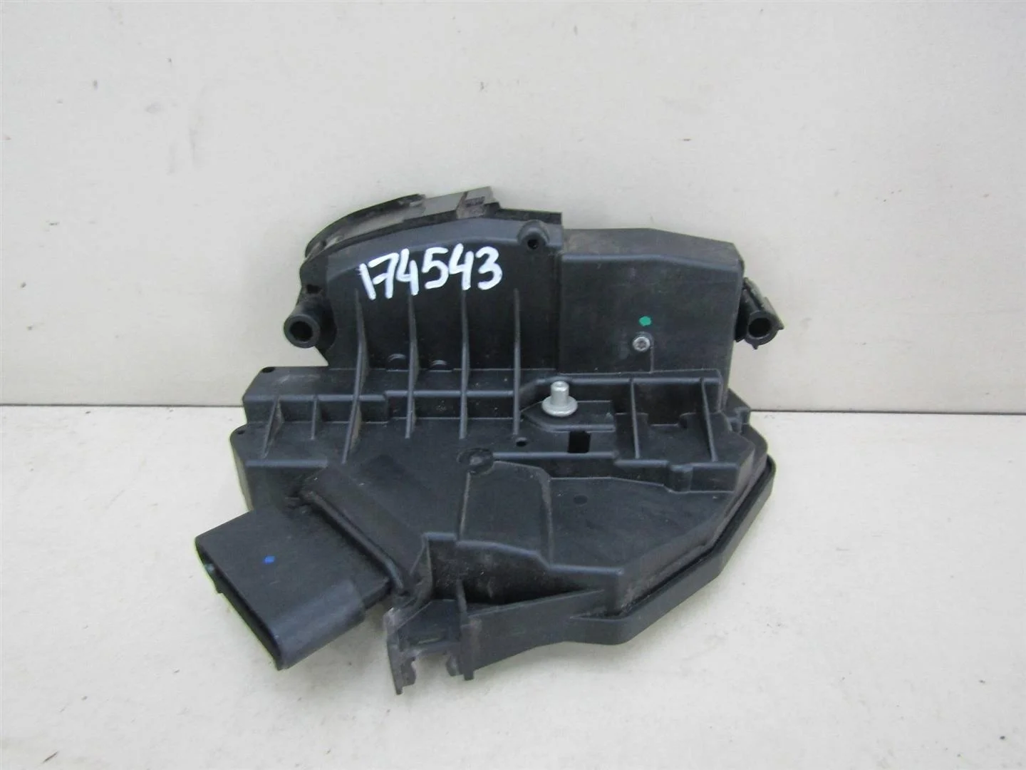 Замок двери передней правой Ford Focus III 2011-2019  [5275263]  1.6 IQDB в Вологде