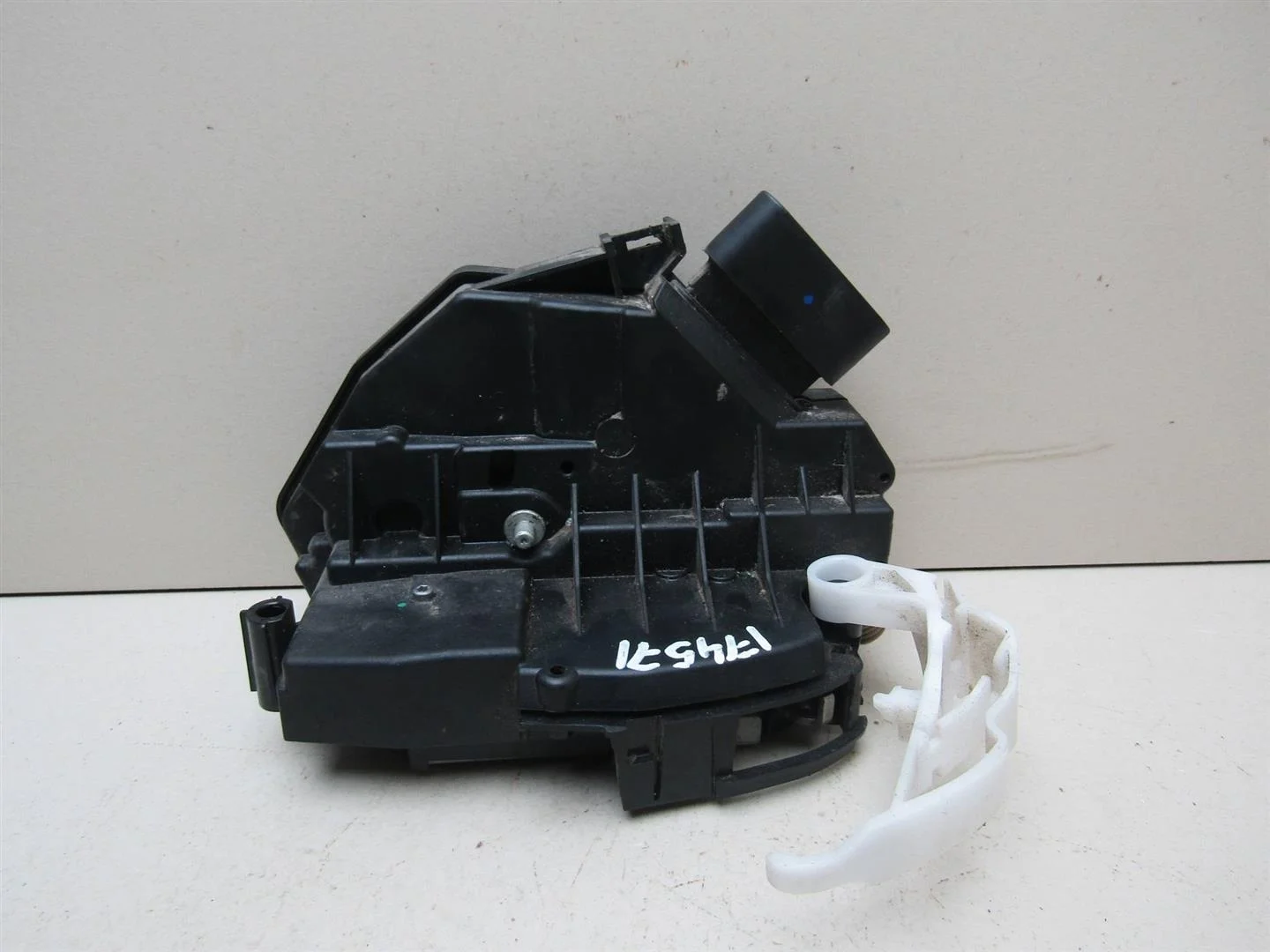 Замок двери задней правой Ford Focus III 2011-2019  [1832030]  1.6 IQDB в Вологде