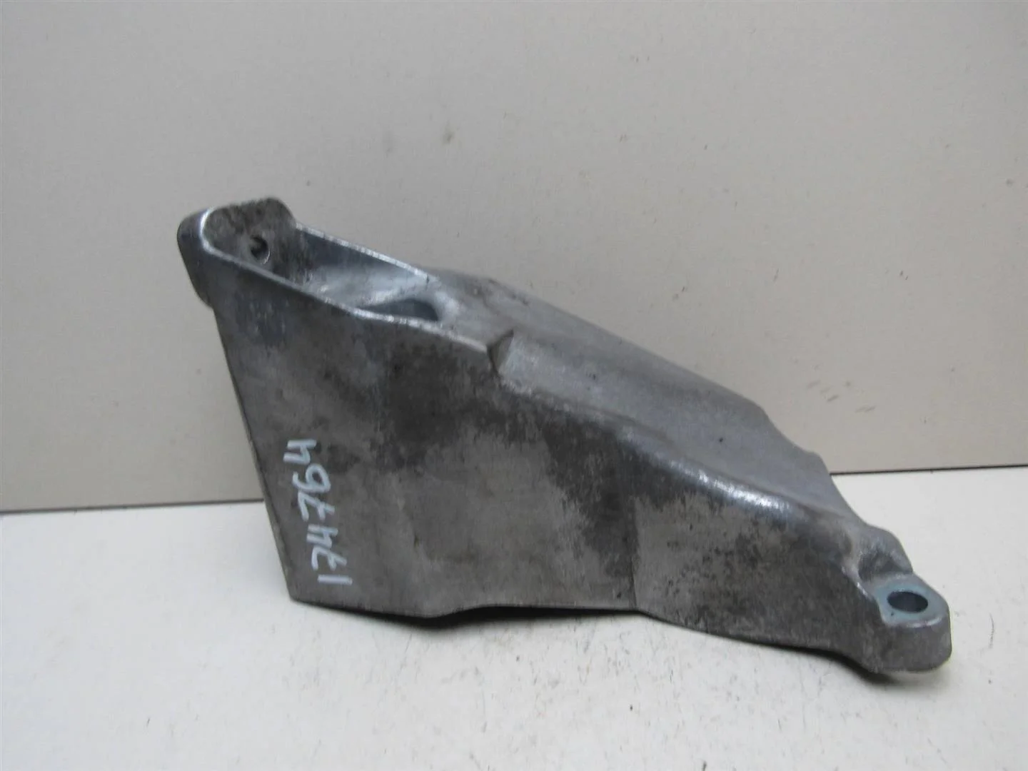 Кронштейн двигателя левый VW Passat (B5+) 2000-2005  [8D0199307P]  1.6 AHL в Вологде