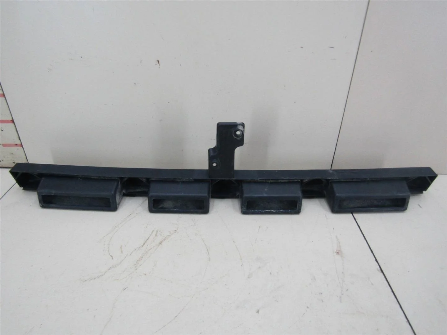 Направляющая заднего бампера центральная Ford Focus II 2005-2008  [1354285]  2.0L в Вологде