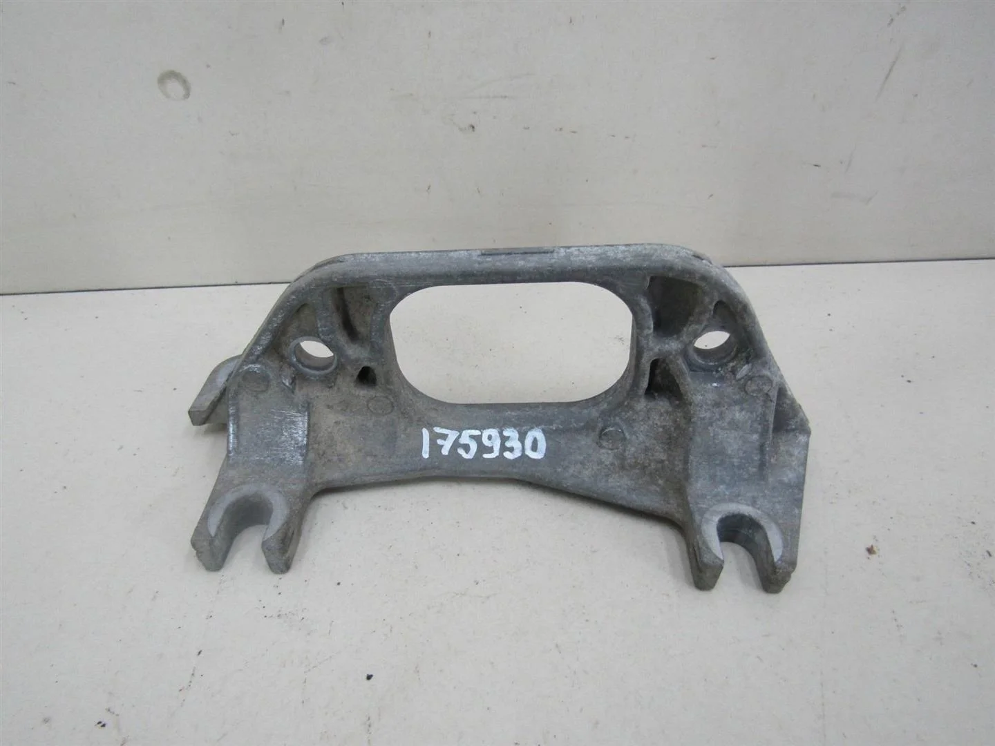 Кронштейн опоры КПП Renault Megane II 2002-2009  [8200277212]  1.6 16V K4M812 в Вологде