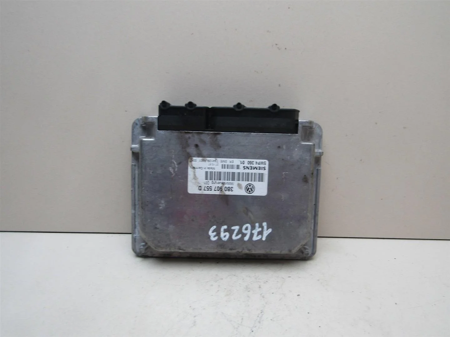 Блок управления двигателем VW Passat (B5) 1996-2000  [3B0907557D]  1.6 AHL  в Вологде