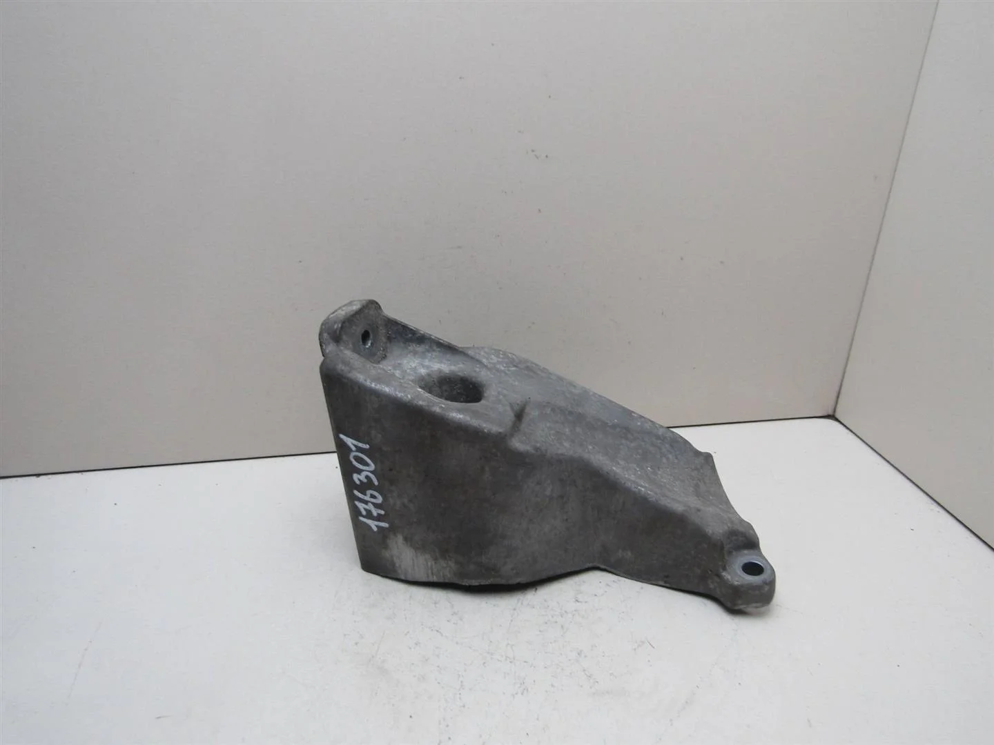 Кронштейн двигателя левый Audi A4 (B5) 1994-2002  [8D0199307J]  1.6 AHL в Вологде