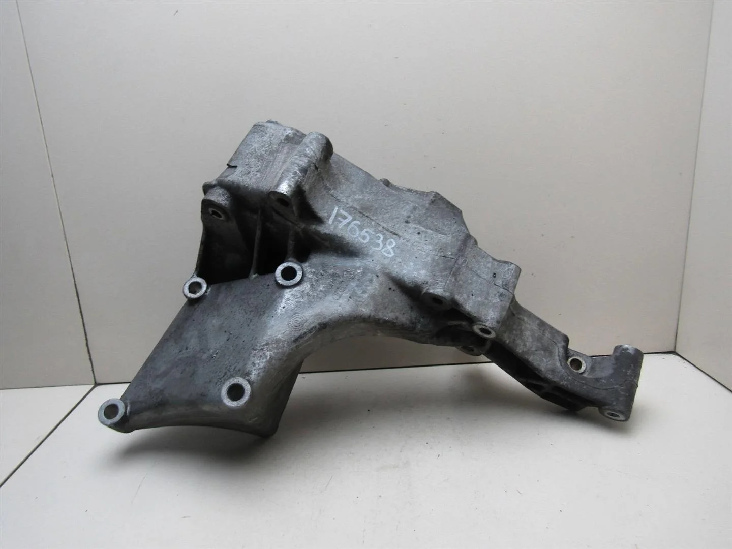 Кронштейн генератора VW Transporter T4 1996-2003  [074145169F]  2.4-2.5 в Вологде