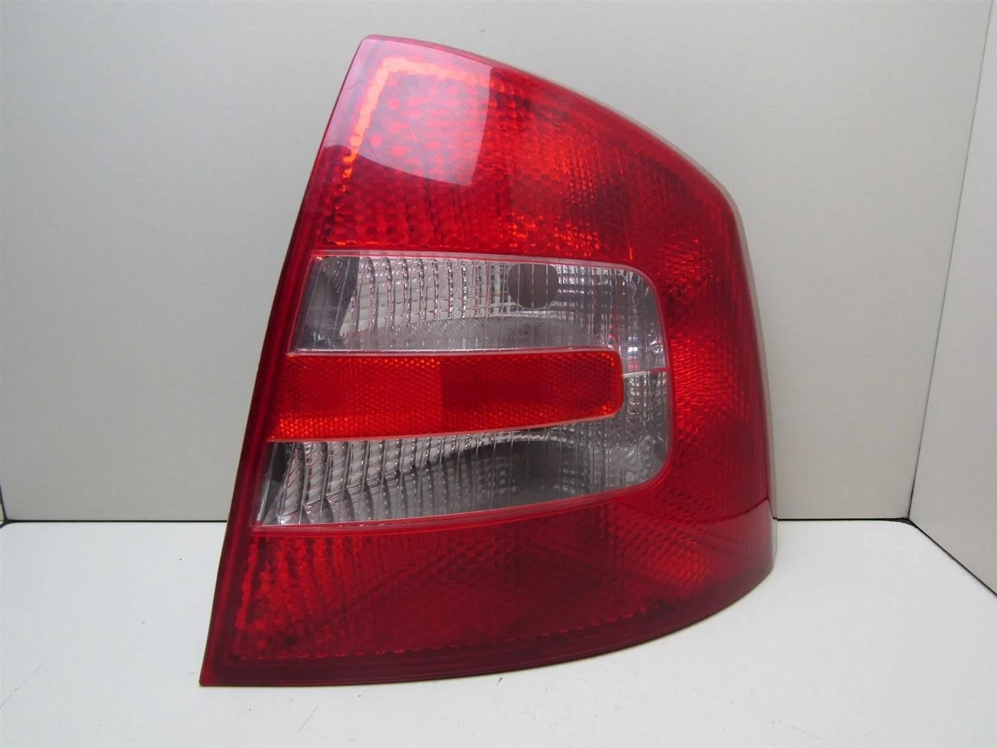 Фонарь задний правый Skoda Octavia (A5 1Z-) 2004-2013  [1Z5945112A]  в Вологде