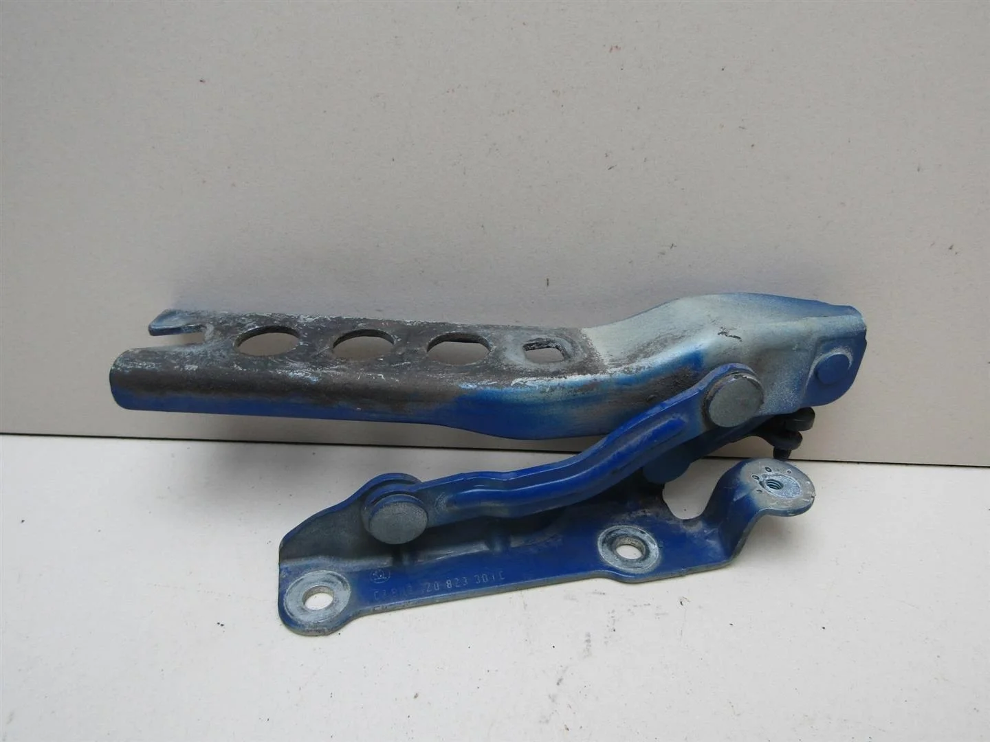 Петля капота левая Skoda Octavia (A5 1Z-) 2004-2013  [1Z0823301C]  в Вологде