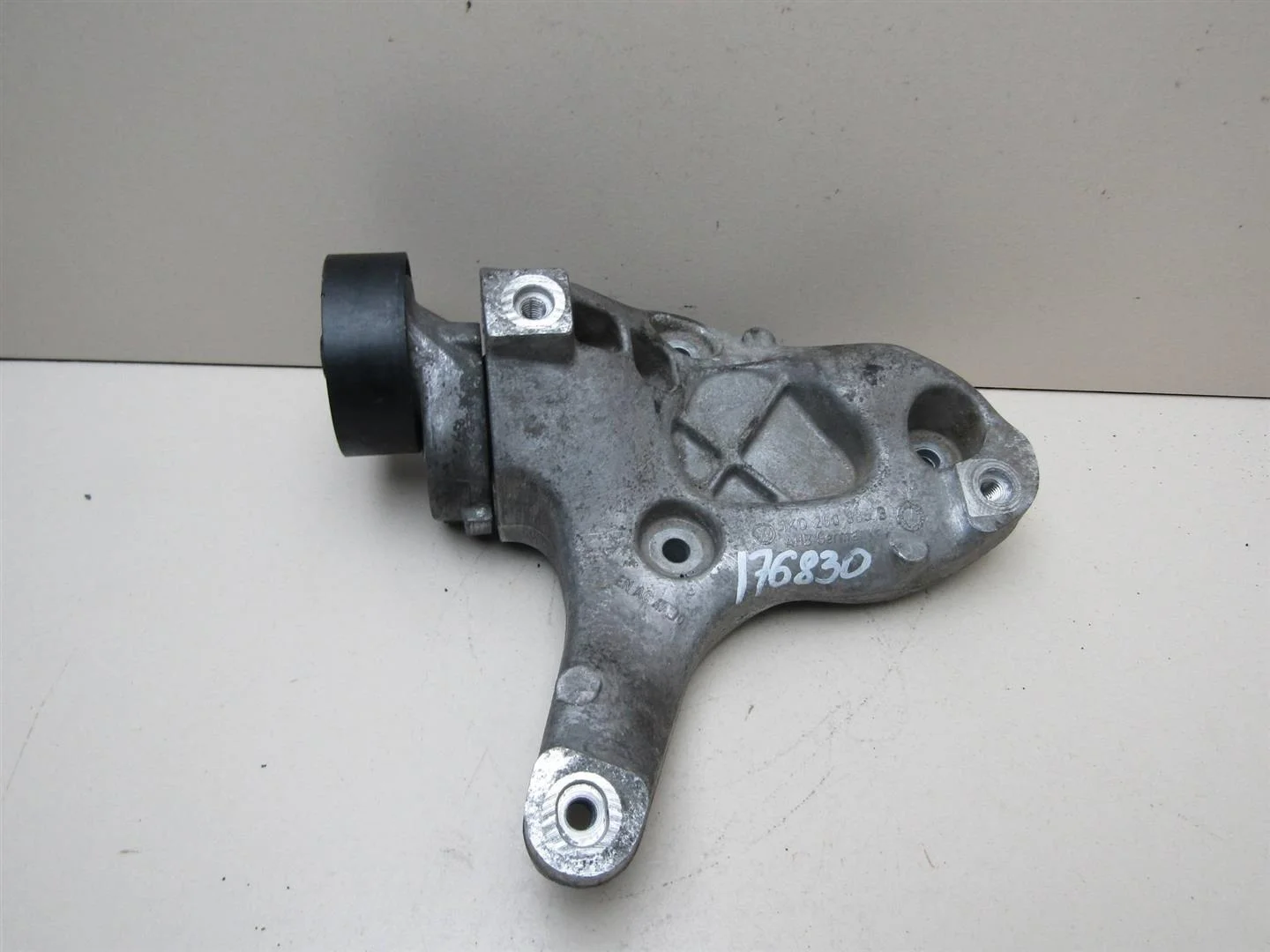 Кронштейн кондиционера Skoda Octavia (A5 1Z-) 2004-2013  [1K0260885B]  1.6 16V BLF в Вологде