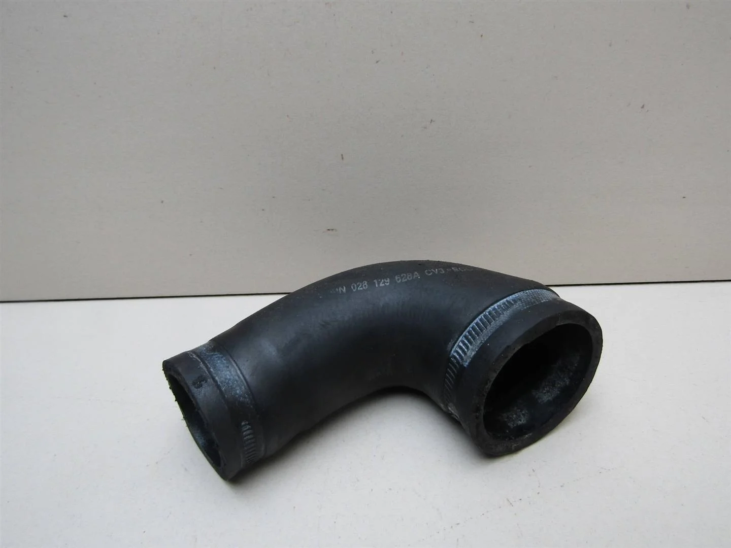 Патрубок интеркулера VW Transporter T4 1996-2003  [028129628A]  1.9  в Вологде