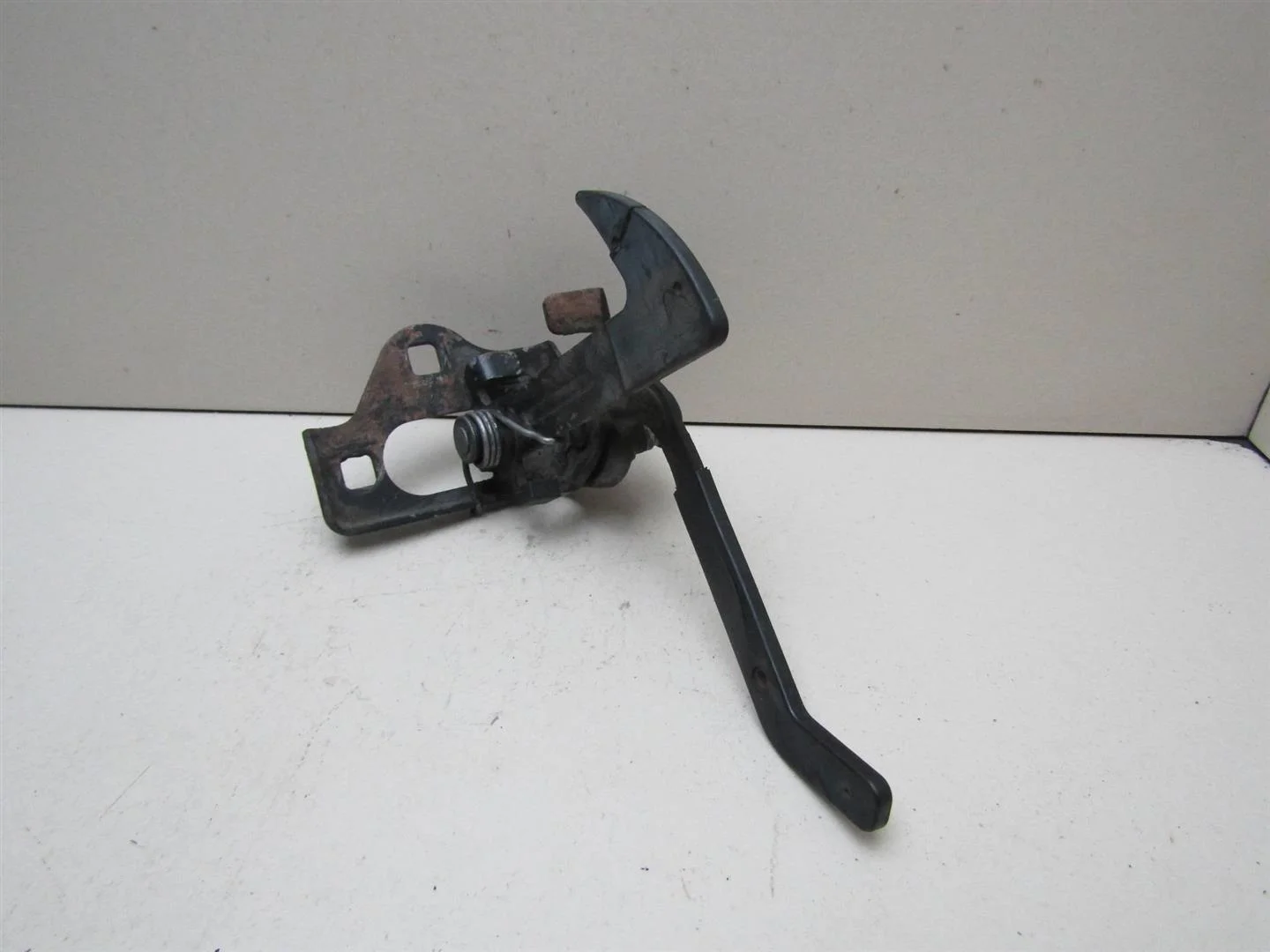 Крючок капота Skoda Octavia (A5 1Z-) 2004-2013  [1Z0823480E]  в Вологде