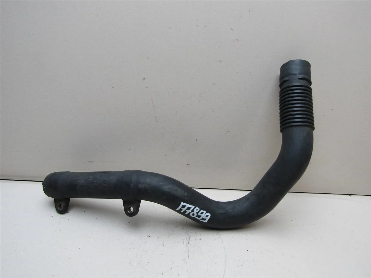 Патрубок воздушного фильтра Audi A4 (B7) 2005-2007  [06B129657C]  2.0 ALT в Вологде