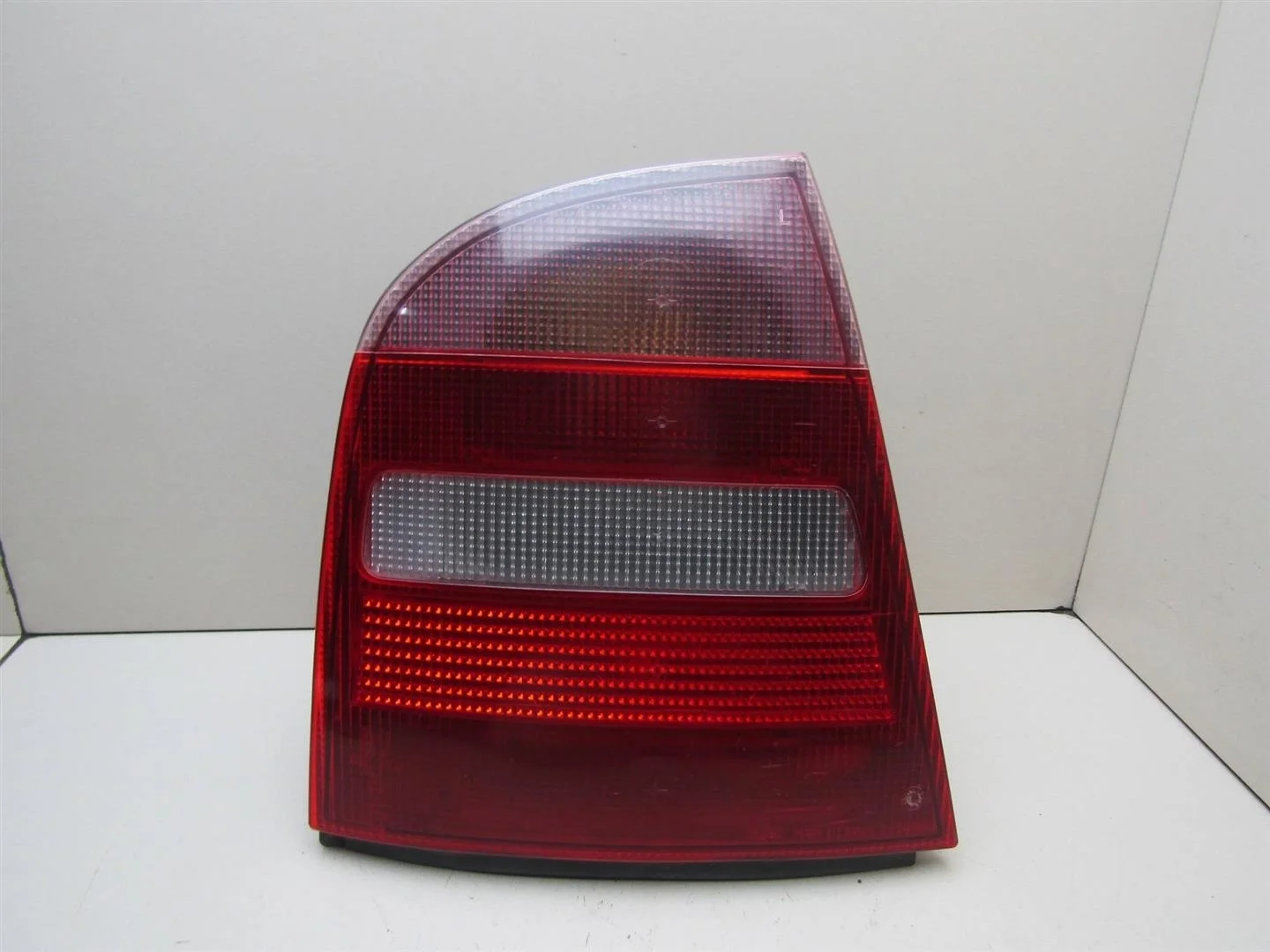 Фонарь задний левый Skoda Octavia 1997-2000  [1U6945111A]  1.6 8V AKL в Вологде