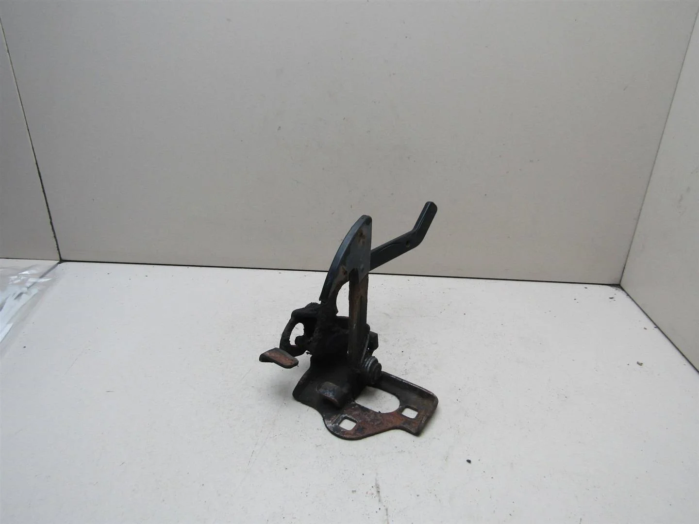 Крючок капота Skoda Octavia (A5 1Z-) 2004-2013  [1Z0823480E]  в Вологде