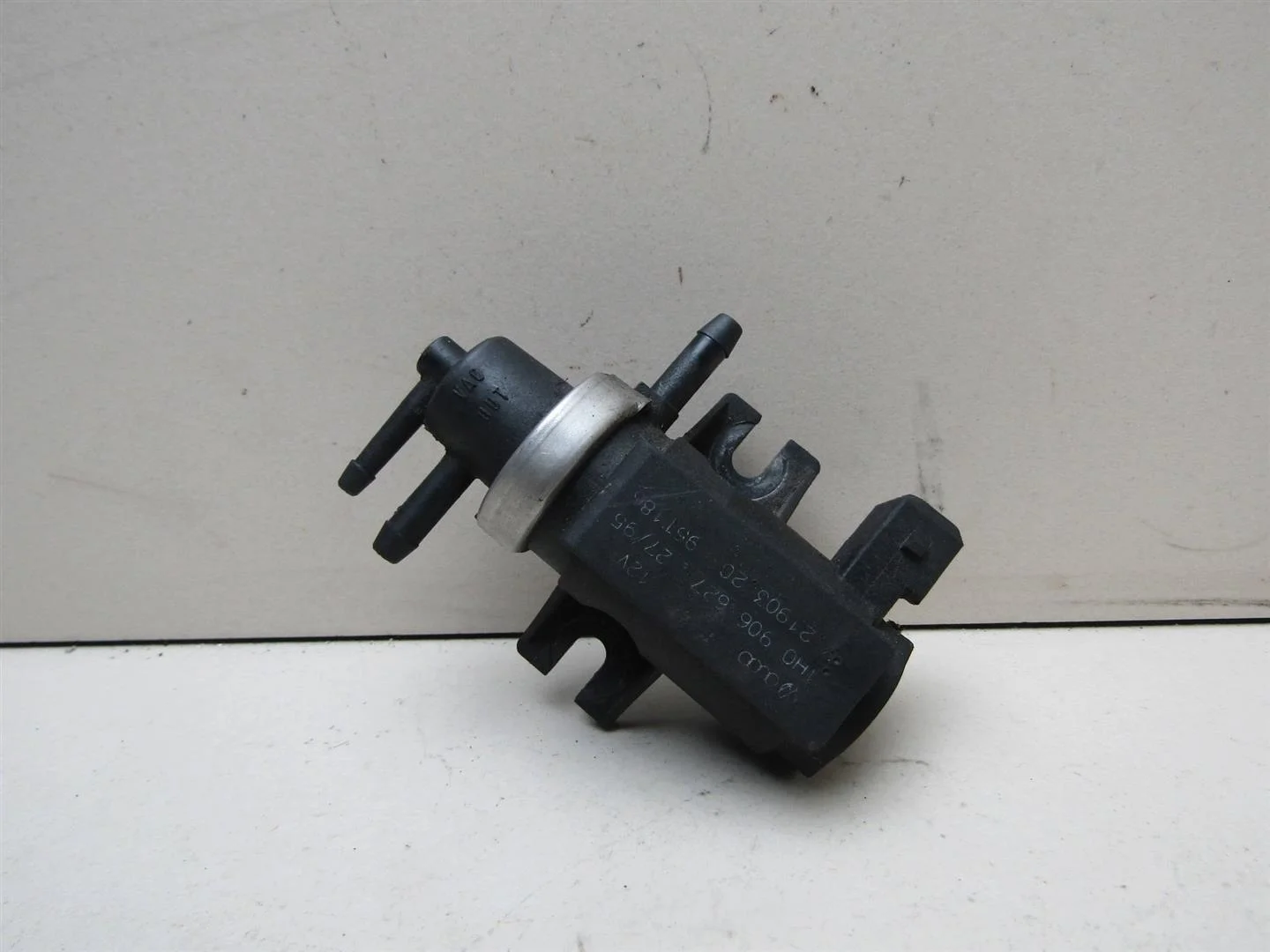 Клапан воздушного фильтра VW Transporter T4 1996-2003  [1H0906627]  в Вологде