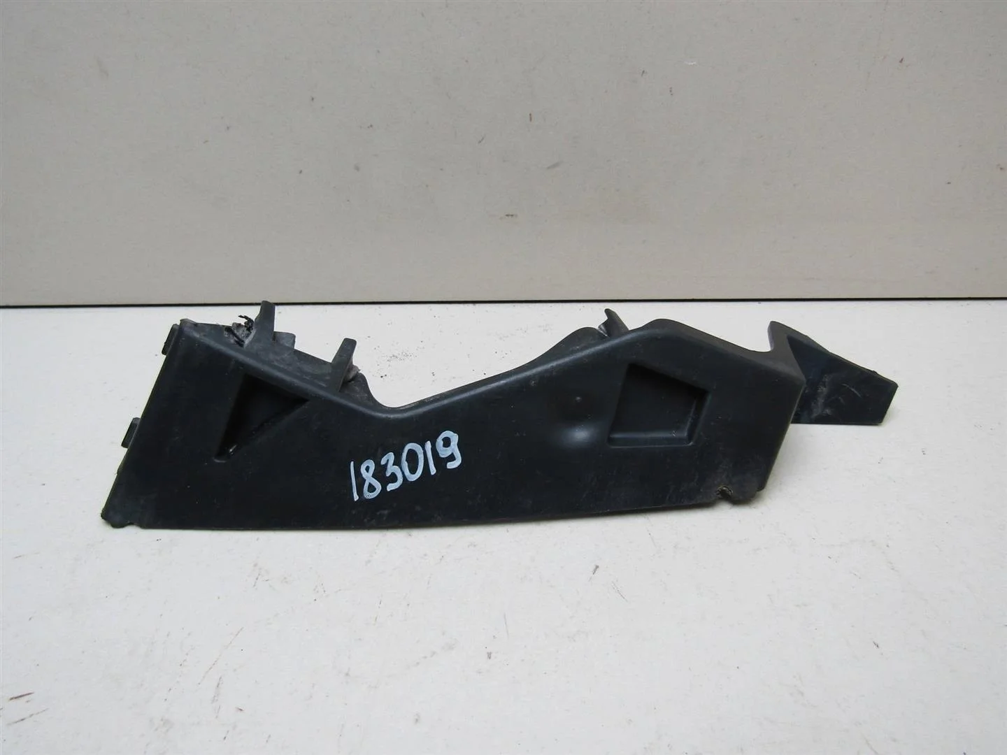 Кронштейн переднего бампера правый VW Passat (B6) 2005-2010  [3C0807724]  в Вологде