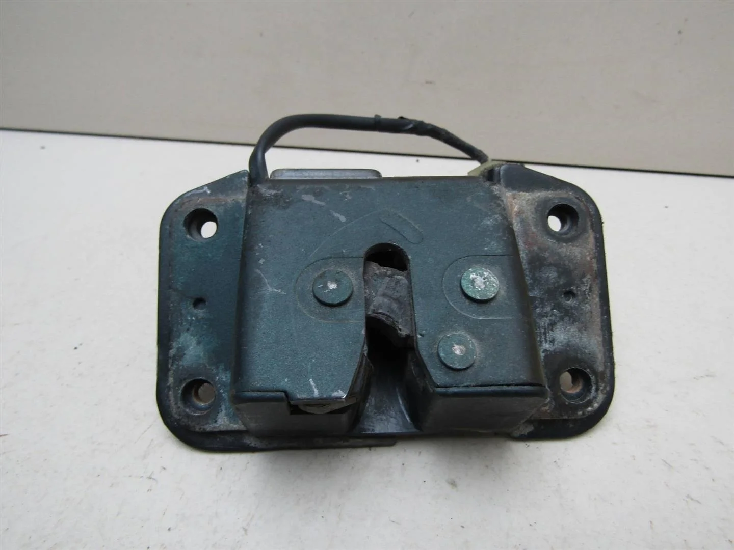 Замок багажника Toyota Land Cruiser (100) 1998-2007  [6935060120]  4.7 32V 2UZFE в Вологде