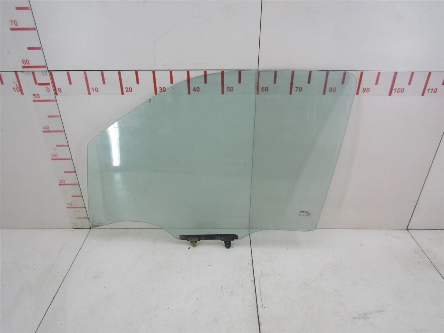 Стекло двери передней левой Nissan Navara (D40) 2005-2015  [80301EB300]  в Вологде