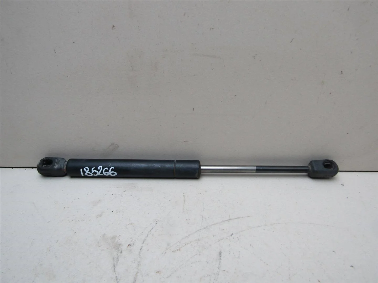 Амортизатор крышки багажника Audi A4 (B6) 2000-2004  [4B5827552F]  2.0 ALT в Вологде