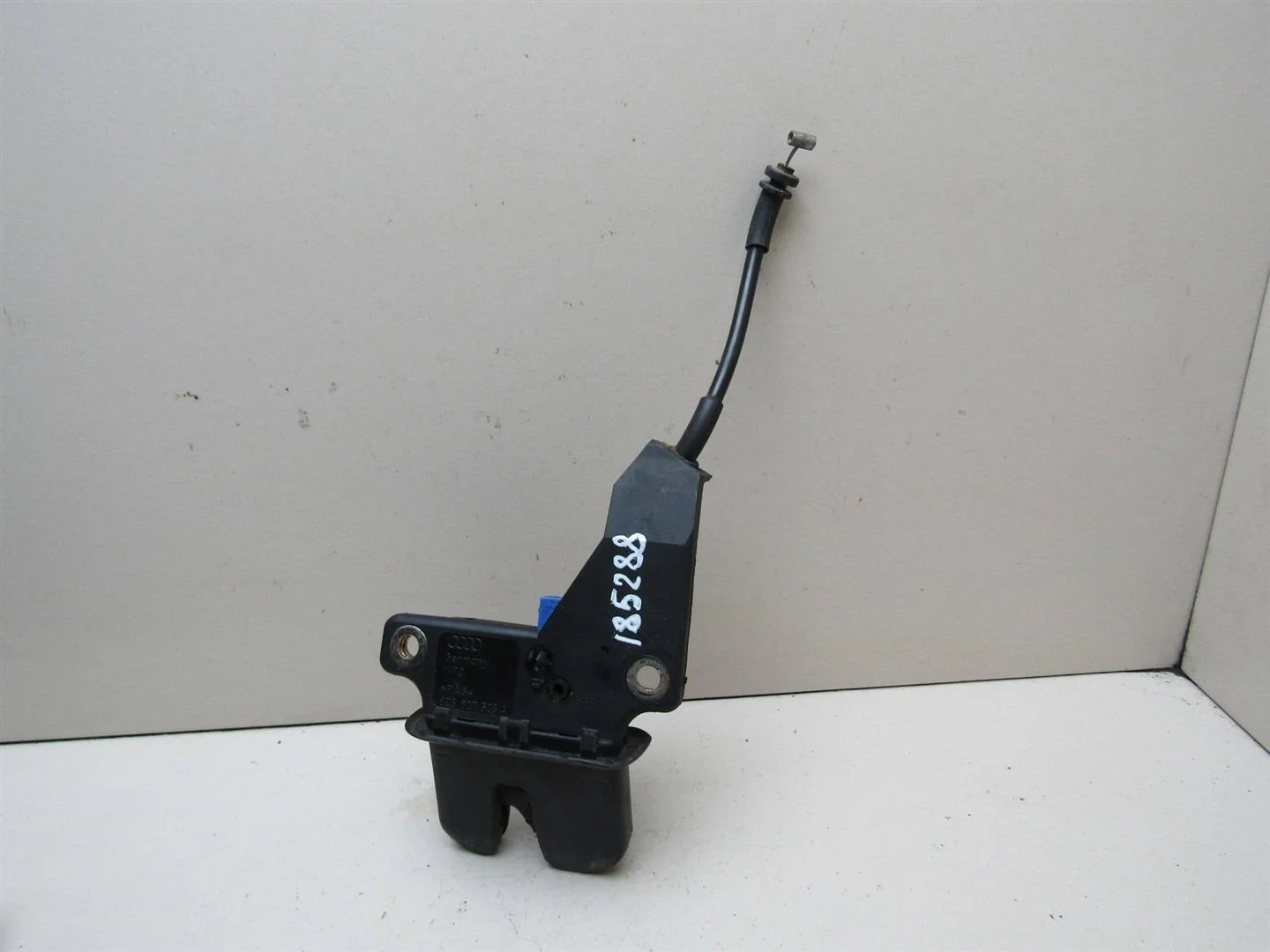 Замок багажника Audi A4 (B6) 2000-2004  [8E5827505A]  2.0 ALT в Вологде