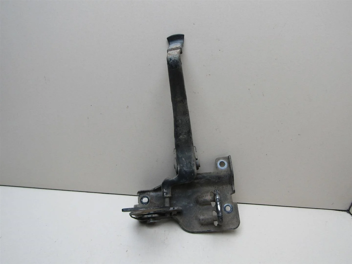 Замок капота Audi A4 (B6) 2000-2004  [8E0823480A]  2.0 ALT в Вологде