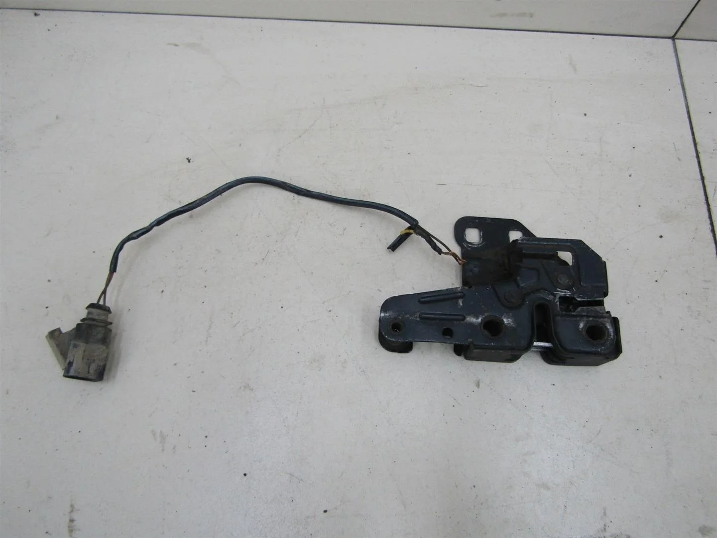 Замок капота Audi A4 (B6) 2000-2004  [8E0823509D]  2.0 ALT в Вологде