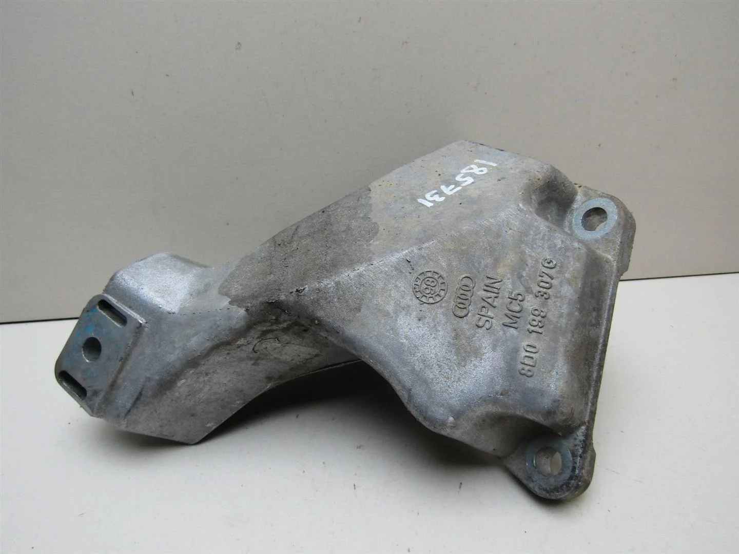 Кронштейн двигателя левый Audi A6 (C5) 1997-2004  [8D0199307G]  2.8 в Вологде