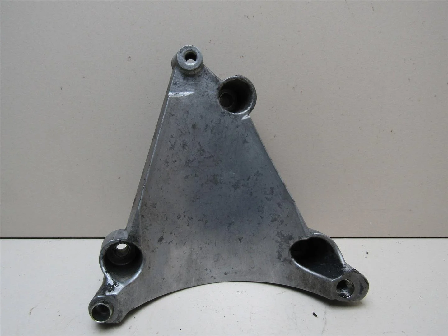 Кронштейн кондиционера Audi A6 (C6,4F) 2005-2011  [06E260835C]  2.4 24V BDW в Вологде